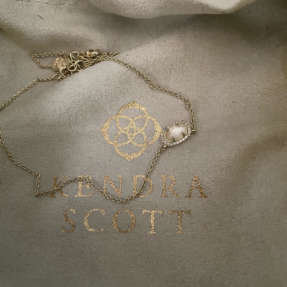Kendra Scott Chelsea gold pendant